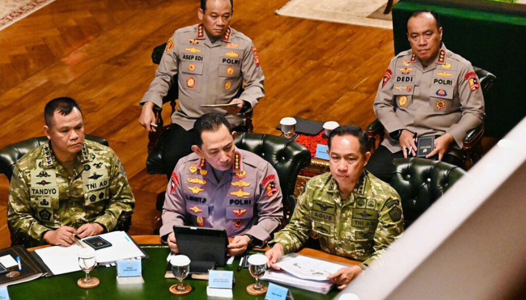 Prabowo Terima Panglima TNI dan Kapolri di Hambalang, Bahas Situasi Nasional dan Karhutla(1)